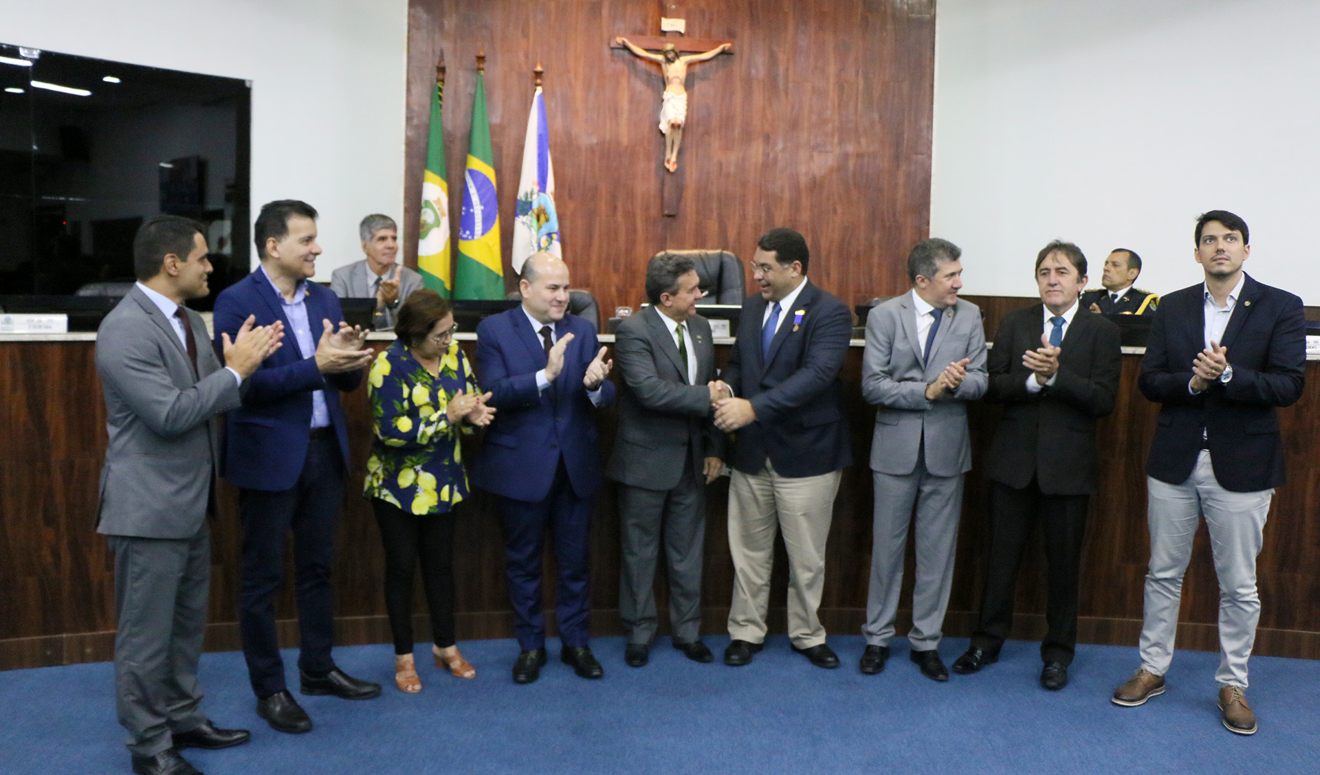 várias pessoas posando para a foto